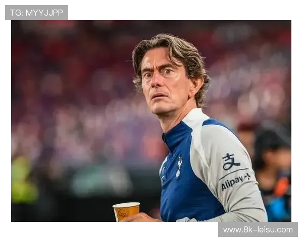 VAR改判红牌引争议，热刺主帅弗兰克场边抗议