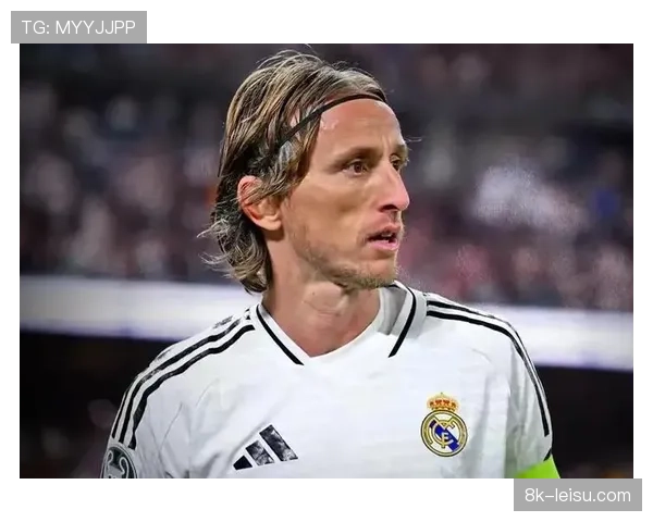 38岁莫德里奇替补登场策动绝杀,伯纳乌起立鼓掌 38岁莫德里奇替补登场策动绝杀,伯纳乌起立鼓掌